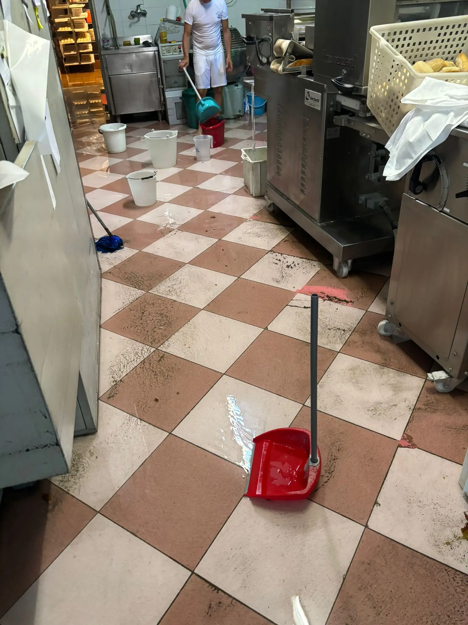 Allagamenti a Mestre, aperta sala emergenza: sono state decine le telefonate ai vigili del fuoco, allertata anche la protezione civile. Ecco le immagini degli allagamenti che hanno riguardato soprattutto scantinati, cantine e alcune abitazioni nel Veneziano