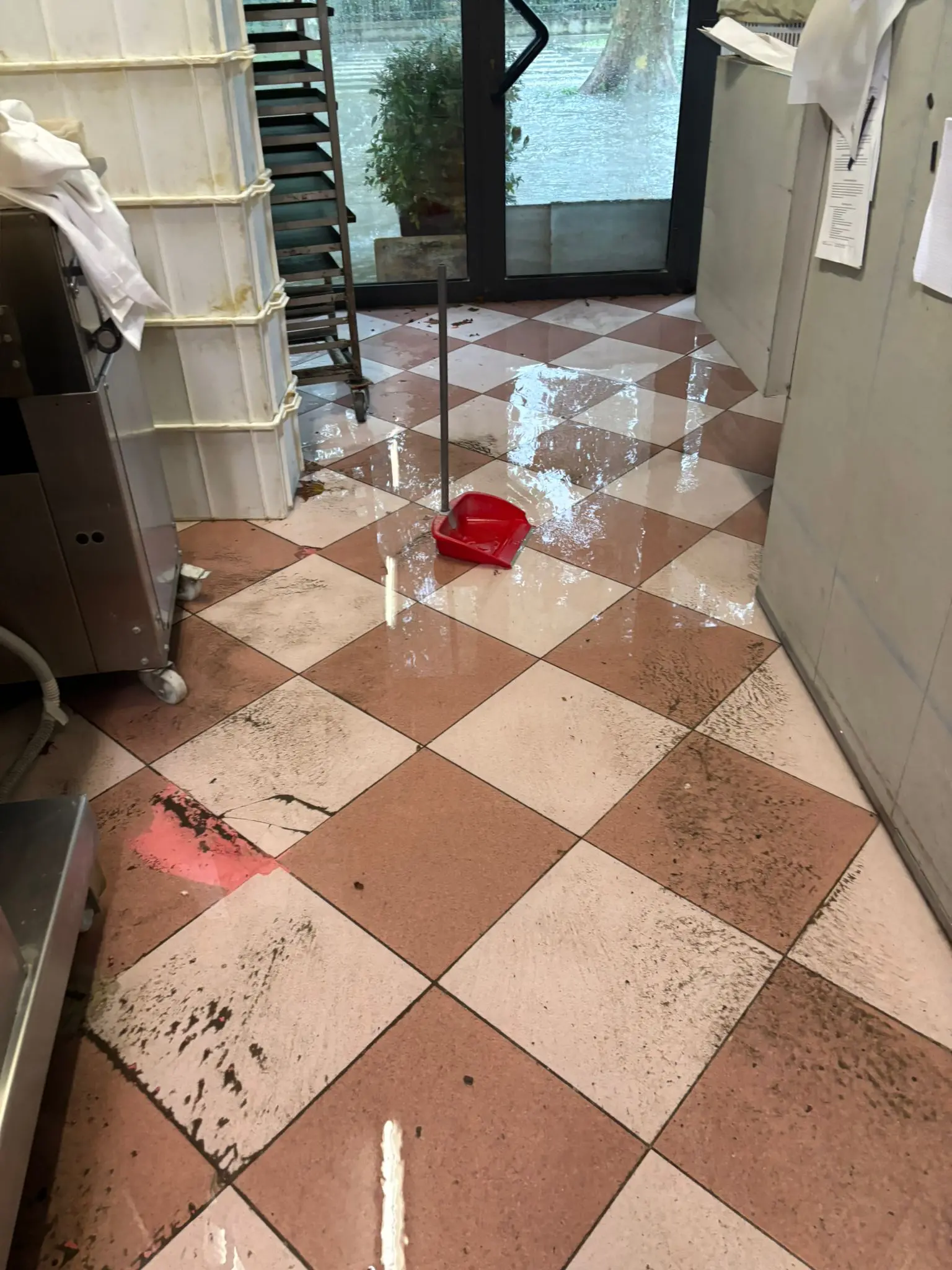 Allagamenti a Mestre, aperta sala emergenza: sono state decine le telefonate ai vigili del fuoco, allertata anche la protezione civile. Ecco le immagini degli allagamenti che hanno riguardato soprattutto scantinati, cantine e alcune abitazioni nel Veneziano