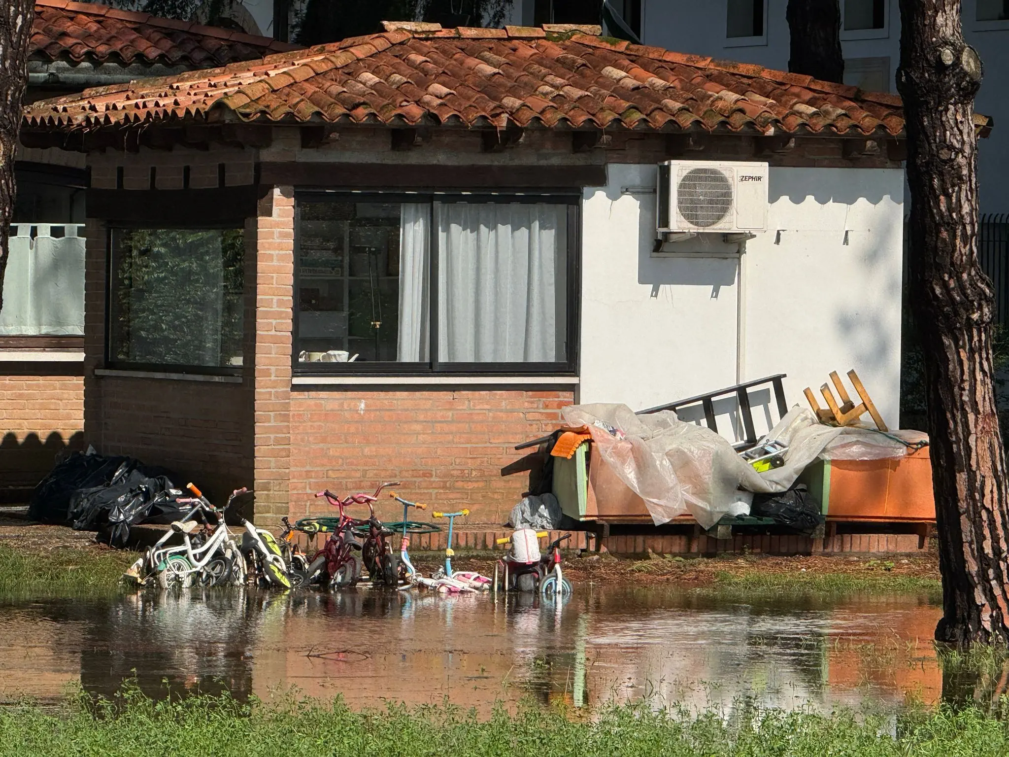 Allagamenti a Mestre, aperta sala emergenza: sono state decine le telefonate ai vigili del fuoco, allertata anche la protezione civile. Ecco le immagini degli allagamenti che hanno riguardato soprattutto scantinati, cantine e alcune abitazioni nel Veneziano