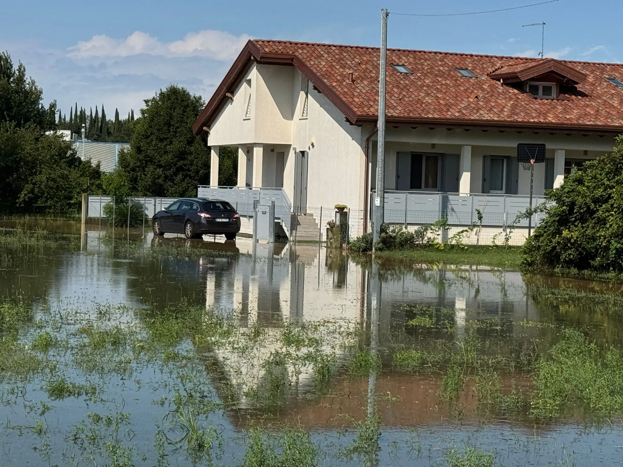 Allagamenti a Mestre, aperta sala emergenza: sono state decine le telefonate ai vigili del fuoco, allertata anche la protezione civile. Ecco le immagini degli allagamenti che hanno riguardato soprattutto scantinati, cantine e alcune abitazioni nel Veneziano