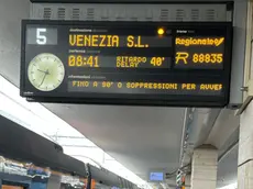 L'annuncio di ritardi alla stazione di Mestre causati dal maltempo