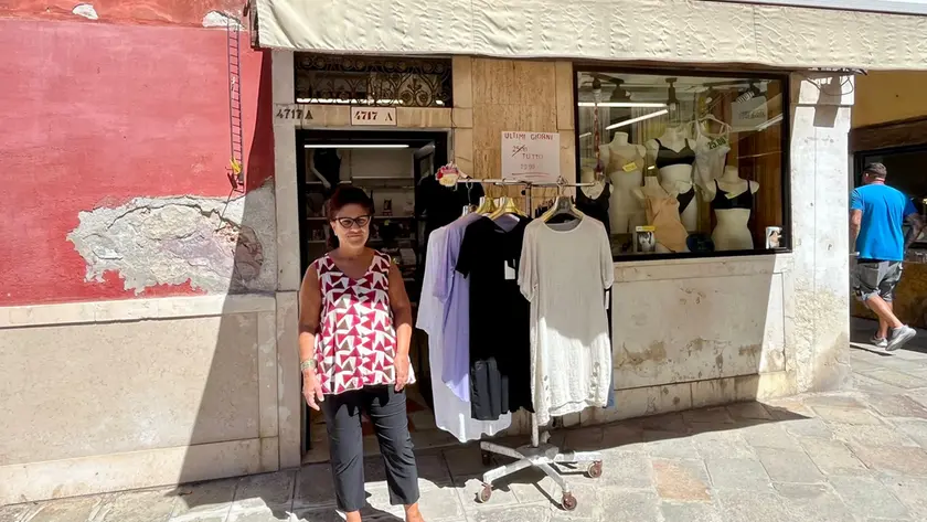 Maria Grazia D’Ambra davanti alla sua merceria in salizada de lo Spezier a Venezia