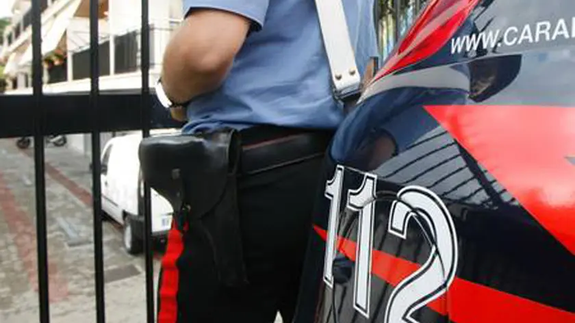 I carabinieri sono intervenuti per salvare la donna aggredita dal compagno ai domiciliari
