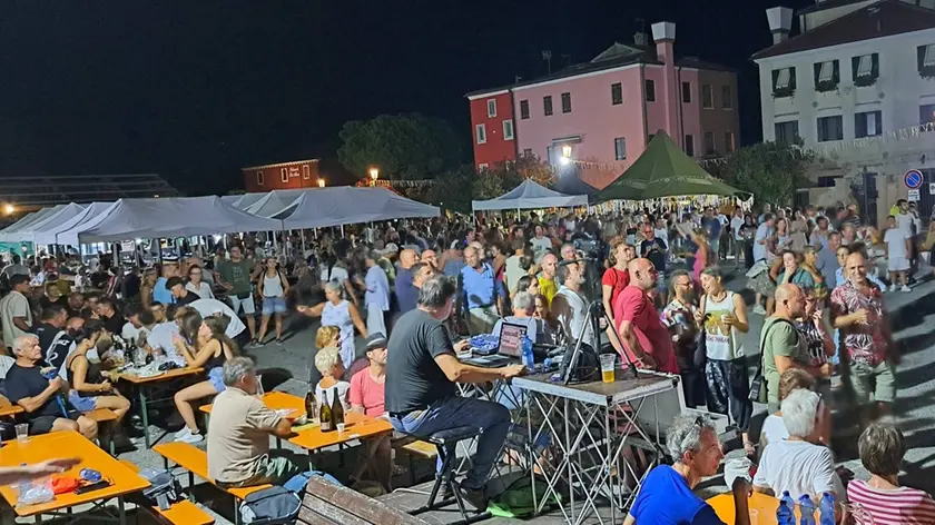 La sagra di Portosecco a Pellestrina dove i politici si sono presi a bottigliate