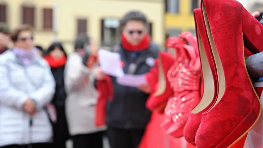 Scarpe rosse, simbolo della violenza sulle donne