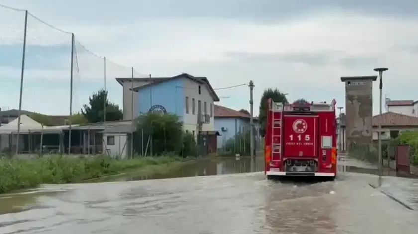 Un intervento dei vigili del fuoco durante il maltempo