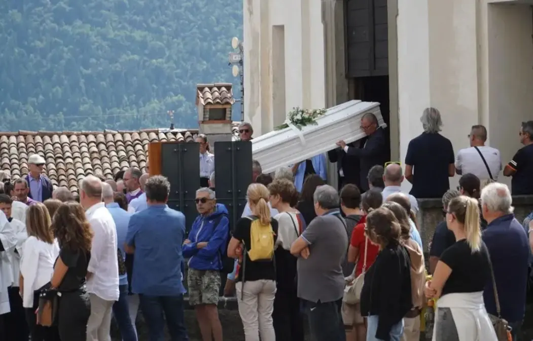L'ingresso del feretro in chiesa (Foto Yuri Colleoni)
