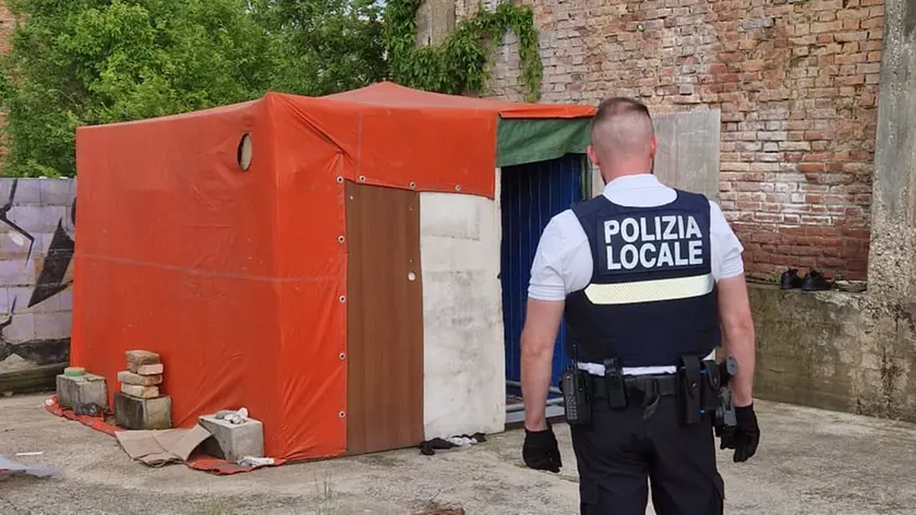 L'accampamento abusivo scoperto nel mese di maggio in via Banchina dei Molini
