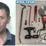 Monetti e gli arnesi da scasso rinvenuti dalla polizia