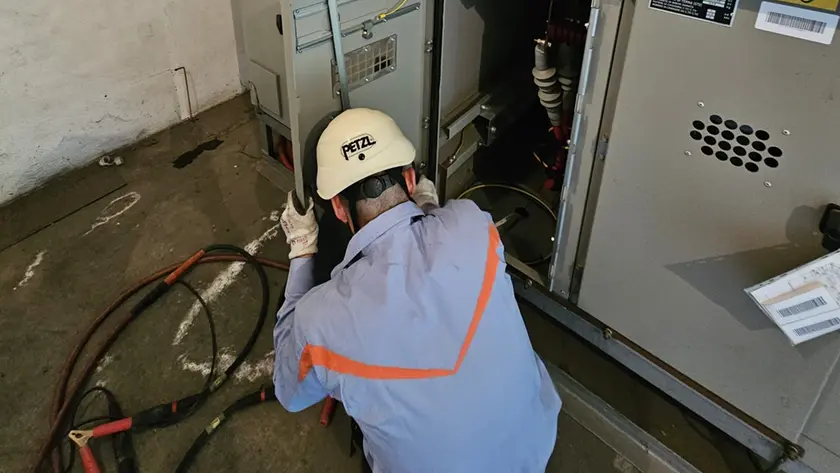 Un tecnico dell'Enel al lavoro