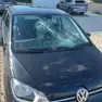 Salti sulle auto parcheggiare fino a sfondare i parabrezza