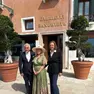 Salvatore Pisani, Elisabetta Fabri e Francesca Perkhofer davanti al Gabrielli di Venezia