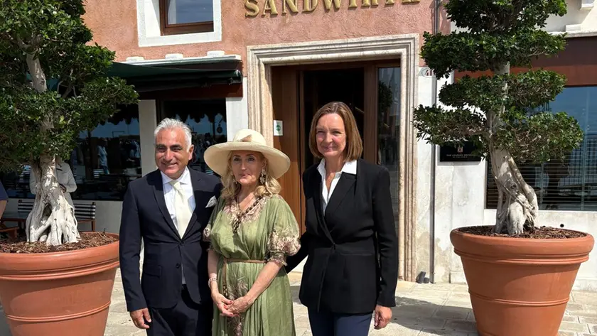 Salvatore Pisani, Elisabetta Fabri e Francesca Perkhofer davanti al Gabrielli di Venezia