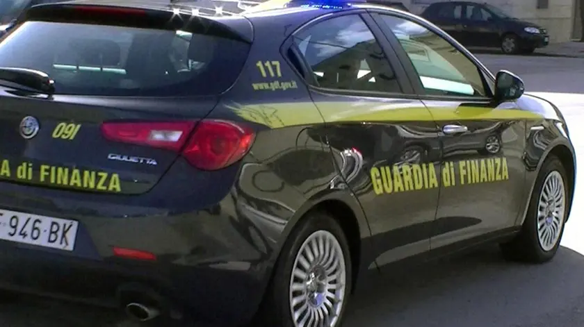 Capi di moda contraffatti, sequestro in un negozio a Caorle