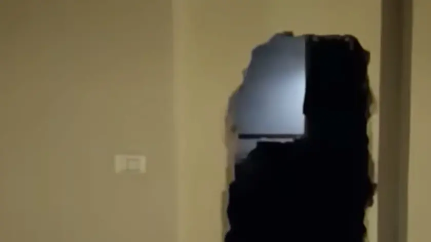 Ecco il muro abbattuto dalla madre con le figlie