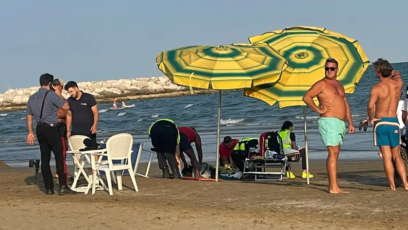 I soccorsi in spiaggia a Cavallinio Treporti