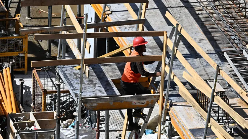 Un cantiere. L'edilizia e il turismo faticano a trovare lavoratori
