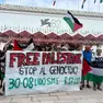 I manifestanti con lo striscione pro Palestina davanti al red carpet