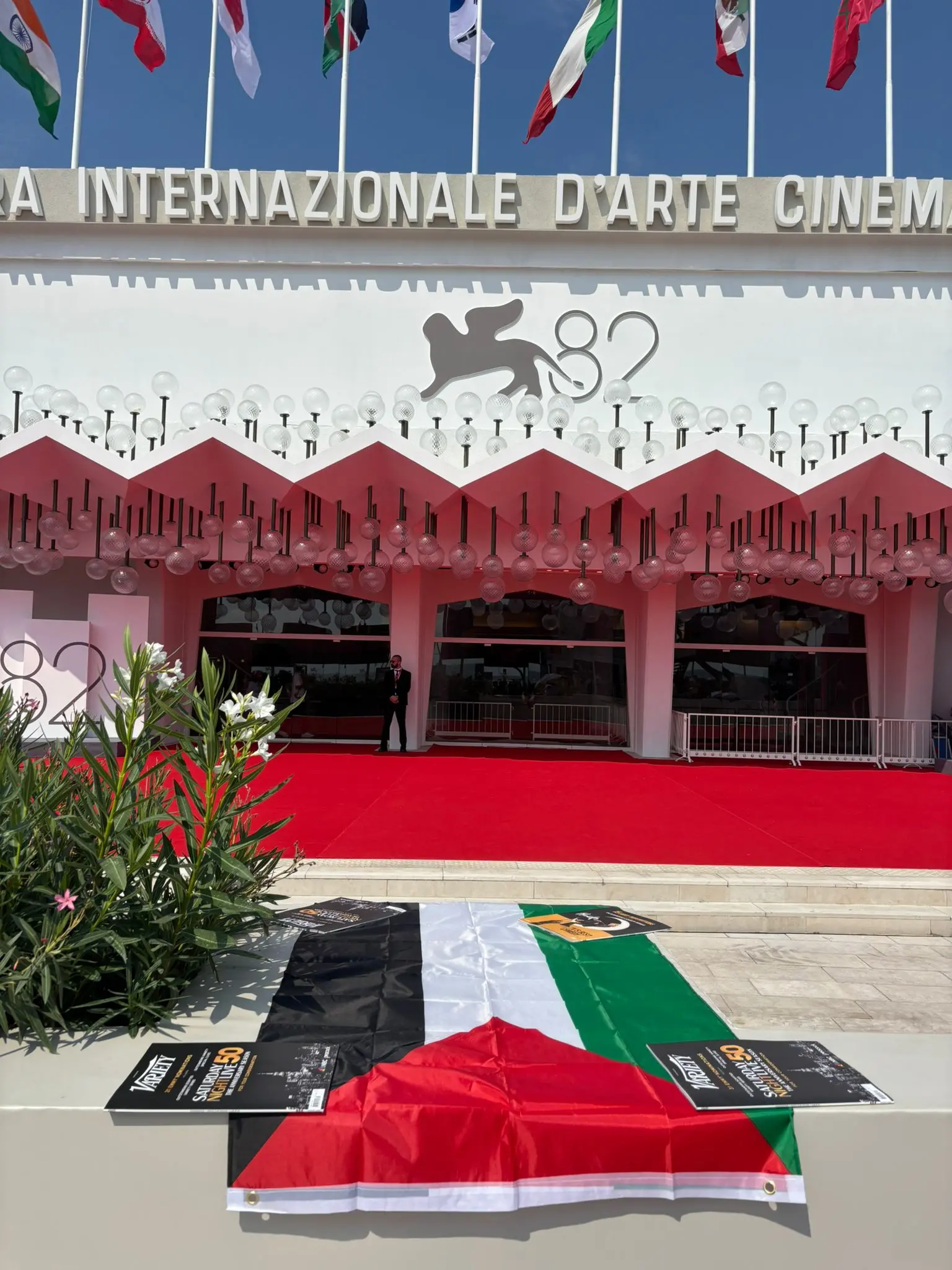 La bandiera della Palestina adagiata di fronte al red carpet dell'82esima Mostra del Cinema di Venezia