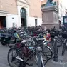 Sosta selvaggia di biciclette e scooter davanti alla chiesa San Giacomo a Chioggia