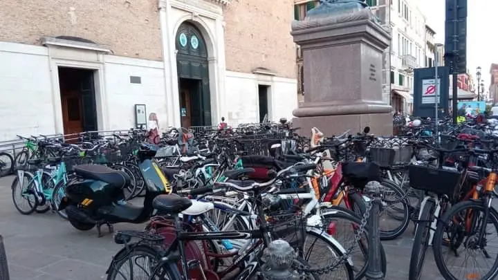Sosta selvaggia di biciclette e scooter davanti alla chiesa San Giacomo a Chioggia