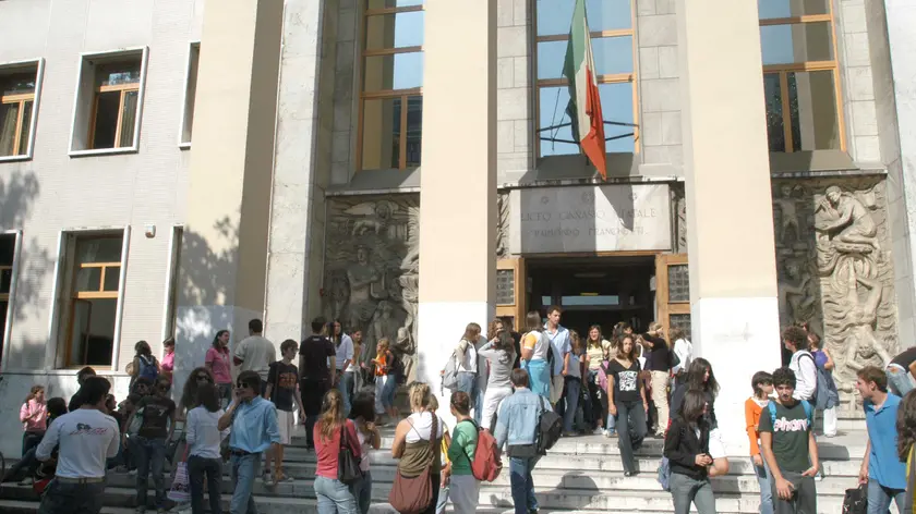 Studenti all'uscita del Liceo Franchetti