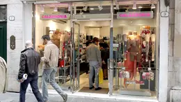 NEGOZI APERTI la domenica il negozio calzedonia