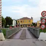 Vandali abbattono le transenne