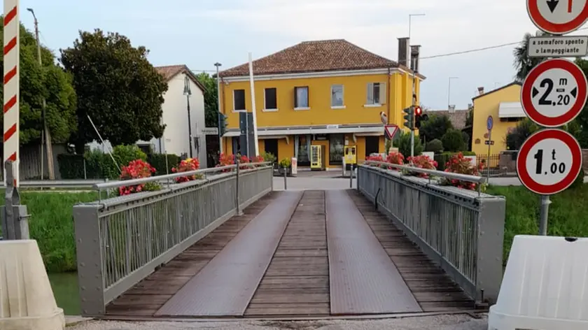 Vandali abbattono le transenne