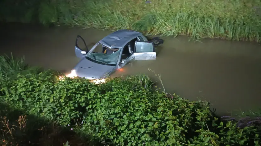 L'auto finita nel canale a Jesolo: ragazzi illesi