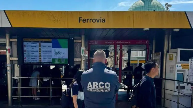 Vigilanza privata davanti all'imbarcadero di Actv