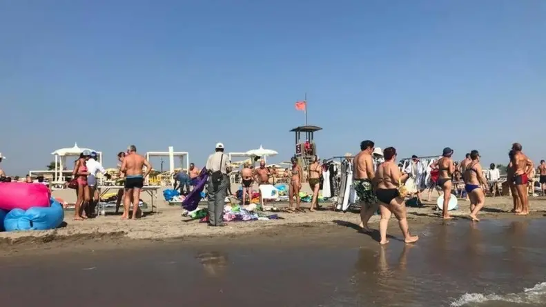 Chioggia, la Capitaneria allontana i venditori abusivi
