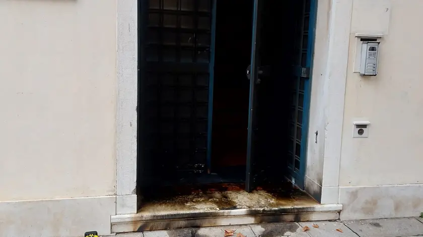 Il precedente dello scorso ottobre: ecco come si presentava il portone della sede Inps di Venezia annerito dal fuoco