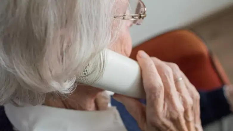 Un'anziana al telefono. A Venezia finti gestori comunali stanno contattando i cittadini per proporre contratti-truffa