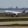 Un aereo della Emirates decolla dall'aeroporto di Venezia