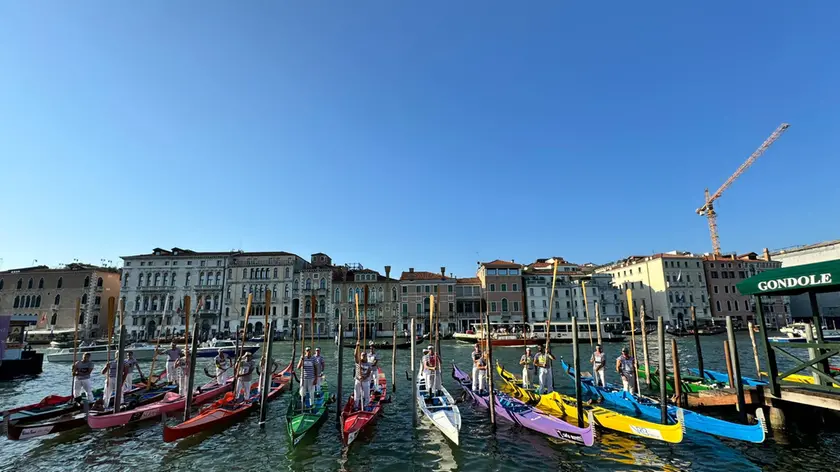 La benedizione dei gondolini e degli equipaggi alla Salute prima dell’edizione 2024 della Regata Storica
