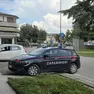 La gazzella dei carabinieri fuori dall’ambulatorio di Paese
