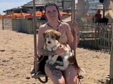 Monika Grimm con Lucky la turista 34enne venuta dalla Baviera