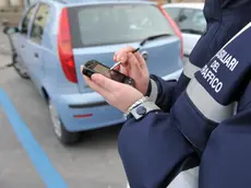 Ausiliare del traffico che compila una contravvenzione