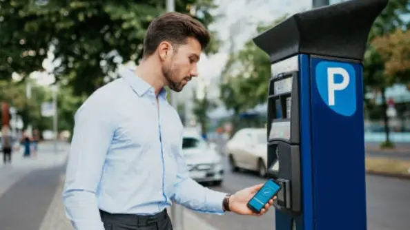 Un utente paga al sosta con il cellulare