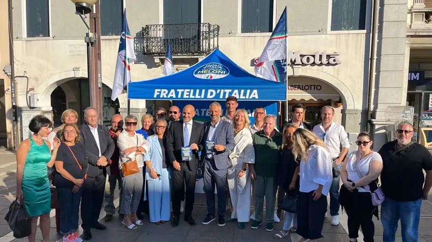 Il gazebo di Fratelli d'Italia in piazza Ferretto a Mestre