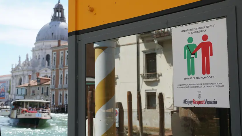 Cartello anti-borseggiatori