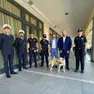 Al centro il cane antidroga con il conduttore e il sindaco Teso
