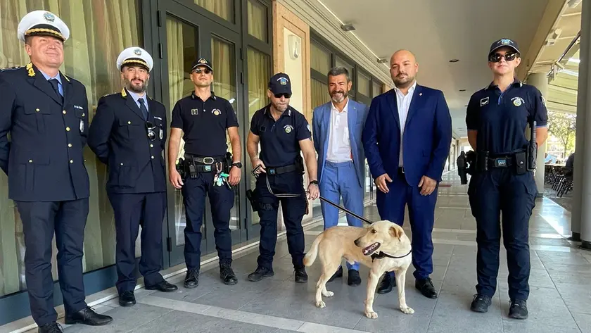 Al centro il cane antidroga con il conduttore e il sindaco Teso