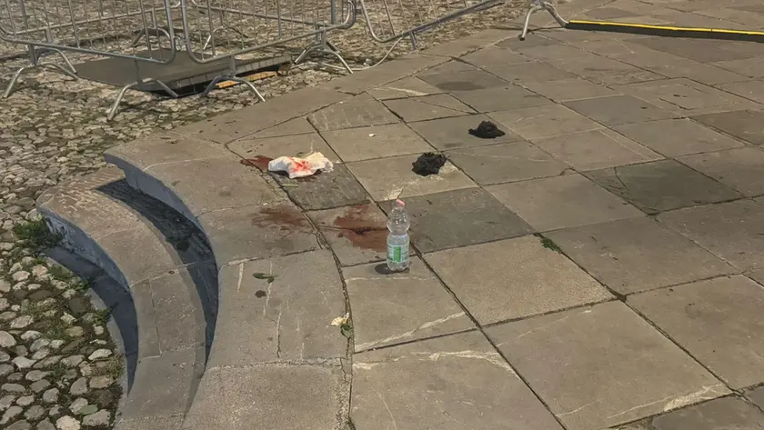 Sul luogo dell’aggressione, in piazza San Giacomo a Udine, il sangue perso dall’uomo accoltellato
