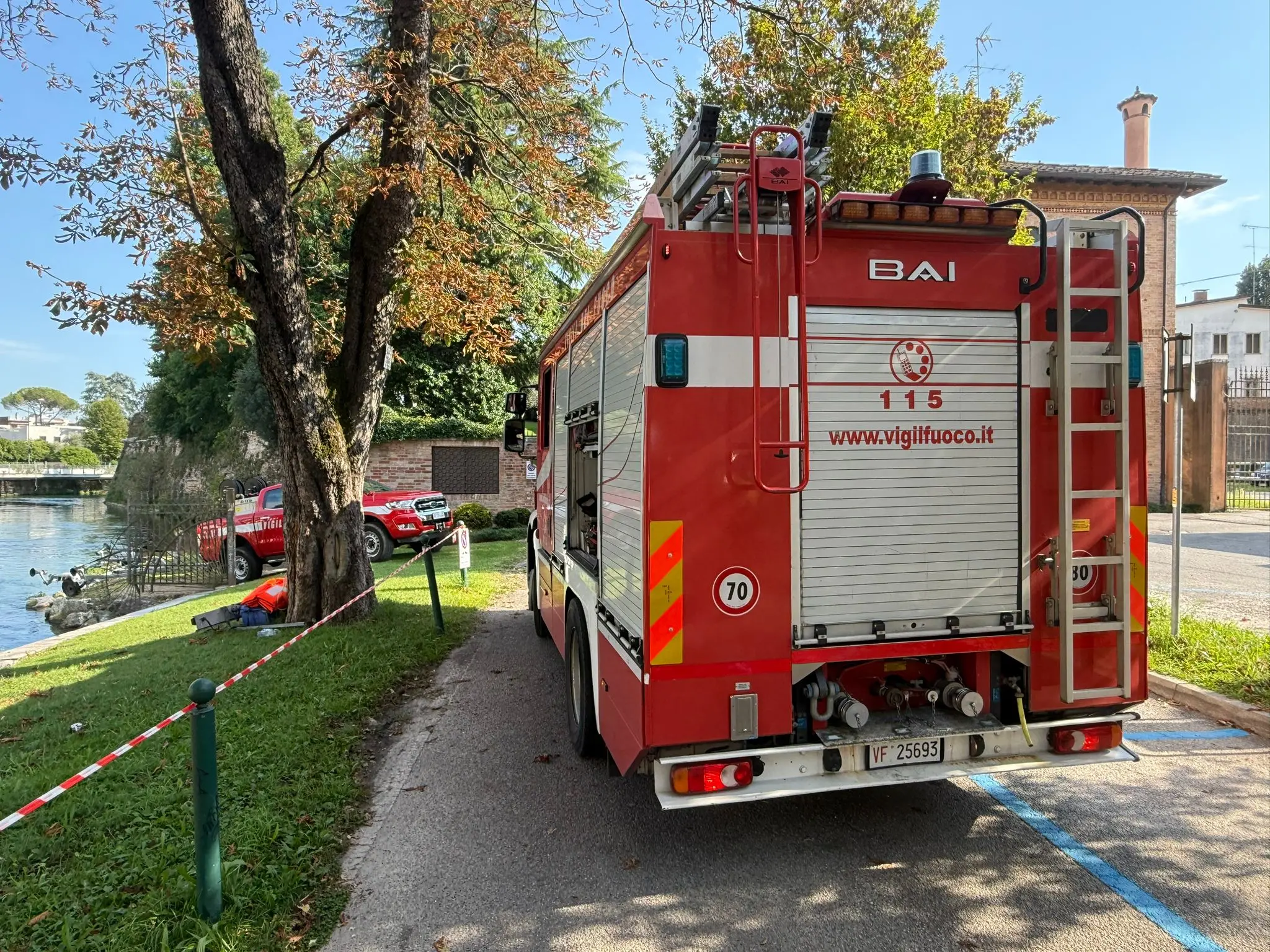 I vigili del fuoco al lavoro per ritorvare il ragazzo caduto nel Sile