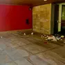 L'ingresso della Cittadella di giustizia di Venezia, lordato di rifiuti