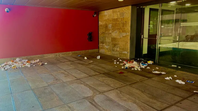 L'ingresso della Cittadella di giustizia di Venezia, lordato di rifiuti