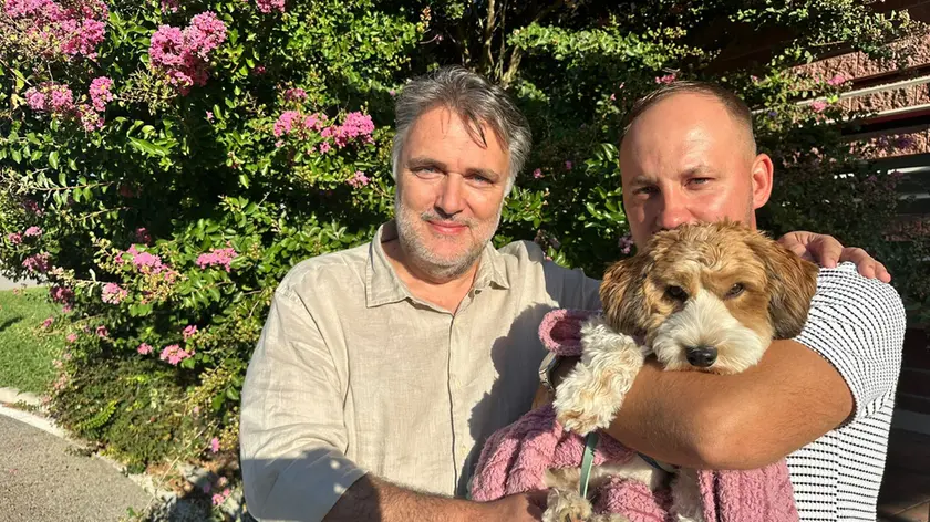 Il compagno della donna assieme al sindaco Armelao, dopo il ritrovamento del cane Lucky