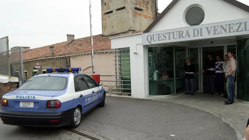 La squadra Mobile di Venezia ha arrestato due uomini che avevano rubato in casa a una centenaria